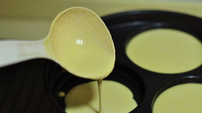 牛奶玉米饼,不沾锅刷层薄油，先不用开火（更利于面糊的流动），淋入面糊，面糊的多少决定了饼的薄厚