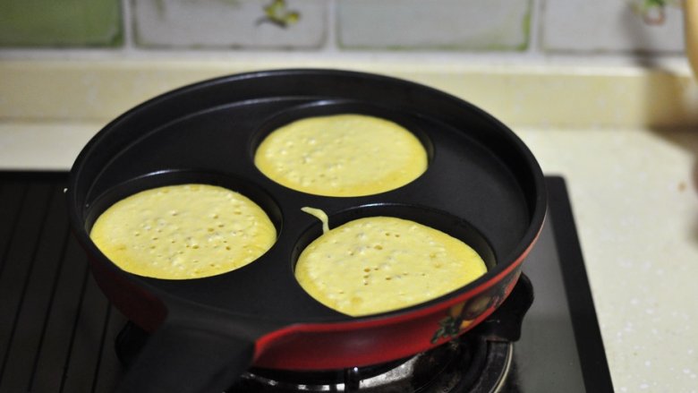 牛奶玉米饼,小火，表面出现气孔时再等一会儿后翻面至熟