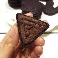 奥利奥夹心饼干,在一片饼干底部挤上巧克力奶油霜,再与另一片饼干底部对合,即成巧克力奶油夹心奥利奥。