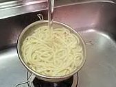 素什锦冷乌冬,然后“洗面”。热腾腾的面,需要降温,关键的第一步,直接用冷水冲洗。