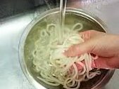 素什锦冷乌冬,第二步,放在冰水里揉洗。这一步可以让面条更加柔韧!有咬劲!
