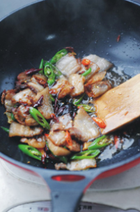 干锅萝卜,加入生抽、蚝油、料酒、少许糖翻炒均匀。(喜欢颜色深的可以加一小匙老抽)