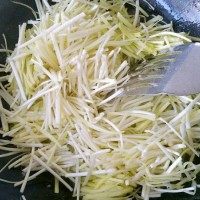 韭黄炒肉,原锅加入韭黄用大火快速翻炒片刻，加入适量盐调味。