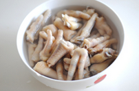 虎皮凤爪,鸡爪放水中浸泡一下,冲去浮沫。