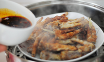 虎皮凤爪,15分钟后将酱汁倒在蒸后的鸡爪上,拌匀,再继蒸20分钟即可。