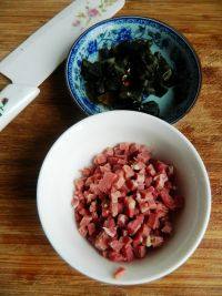 咸肉皮蛋粥,蒸好的咸肉切丁,另一个皮蛋也切丁。