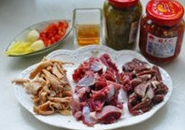 酸辣鸡杂,接着将鸡胗切花刀,鸡肝,鸡心切片,鸡肠处理干净后切成段。小米辣切好,<a style='color:red;display:inline-block;' href='/shicai/ 37'>姜</a>和蒜准备好