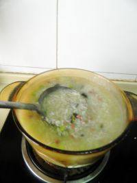 咸肉皮蛋粥,然后加入<a style='color:red;display:inline-block;' href='/shicai/ 720'>胡椒粉</a>,盐,撒上葱花。淋入几滴香油搅拌均匀后即可食用。