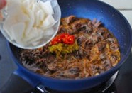 酸辣鸡杂,此时开大火,同时将腌制好的<a style='color:red;display:inline-block;' href='/shicai/ 26'>白萝卜</a>连同汁水一起倒入锅中