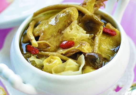 白莲茶树菇乳鸽汤