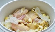 白莲茶树菇乳鸽汤,接着将银耳,百合,莲子放在乳鸽上