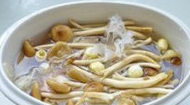白莲茶树菇乳鸽汤,加入适量水,略微盖过乳鸽3厘米即可。上面铺满<a style='color:red;display:inline-block;' href='/shicai/ 266'>茶树菇</a>