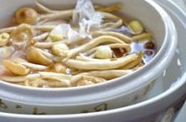 白莲茶树菇乳鸽汤,放入电炖盅内,小火慢慢煲3小时