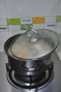 木瓜鲫鱼火锅,转小火微开盖,煮至1-2小时左右。