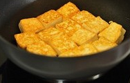 鱼香煎豆腐,锅里放油煎至每面金黄