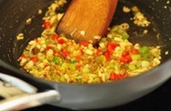 鱼香煎豆腐,锅里加适量油，稍微爆香姜蒜，泡椒和一半的葱末