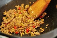 鱼香煎豆腐,然后放猪绞肉翻炒至变色吐油（如果肉比较瘦呢大概不太会吐油，之前放油的时候可以适当多加点儿油）