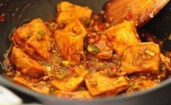 鱼香煎豆腐,用水淀粉勾芡，关火，加醋，尝味道进行调整，起锅