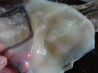 烤鱿鱼串,<a style='color:red;display:inline-block;' href='/shicai/ 7459'>鲜鱿鱼</a>去除内脏,撕去表面的黑膜