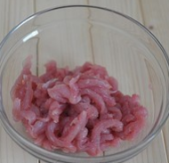 鱼香肉丝,<a style='color:red;display:inline-block;' href='/shicai/ 36861'>猪里脊肉</a>顺势切成丝，先用一小撮盐和抓捏到发粘