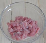 鱼香肉丝,一茶匙干淀粉加一点水搅成水淀粉，加入肉丝中用手抓捏到全部被吸收