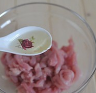 鱼香肉丝,最后加一汤匙色拉油，拌匀后腌制待用