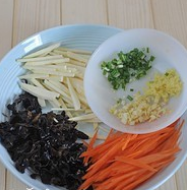 鱼香肉丝,<a style='color:red;display:inline-block;' href='/shicai/ 43'>冬笋</a>切片后入开水锅中煮两分钟，捞出切丝，<a style='color:red;display:inline-block;' href='/shicai/ 25'>胡萝卜</a>去皮切丝，泡发的黑木耳切丝。准备好葱姜蒜末
