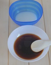 鱼香肉丝,一汤匙干淀粉加三汤匙清水调匀成水淀粉，把<a style='color:red;display:inline-block;' href='/shicai/ 718'>料酒</a>、醋、<a style='color:red;display:inline-block;' href='/shicai/ 788'>生抽</a>、<a style='color:red;display:inline-block;' href='/shicai/ 3729'>白糖</a>、<a style='color:red;display:inline-block;' href='/shicai/ 192795'>香麻油</a>和水调匀成调味汁（材料调味汁部分的所有调料）