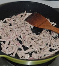 鱼香肉丝,锅烧热放油，在低油温时倒入肉丝大火煸炒到肉丝表面变色盛出备用
