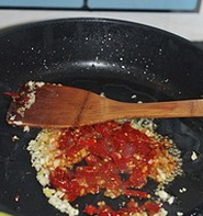 鱼香肉丝,用锅中余油煸炒姜蒜末小火炒出香味，再倒入<a style='color:red;display:inline-block;' href='/shicai/ 803'>剁椒</a>一起炒出香味