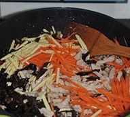 鱼香肉丝,倒入冬笋丝、胡萝卜丝和黑木耳丝转大火翻炒一会儿，再倒入肉丝