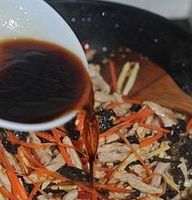 鱼香肉丝,倒入步骤6准备好的调味汁，翻炒一分钟