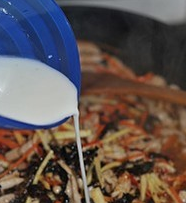 鱼香肉丝,慢慢倒入水淀粉，边倒边炒，直到汤汁呈你想要的浓稠度，关火