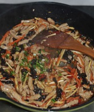 鱼香肉丝,撒上葱花，出锅