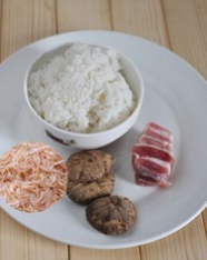 香菇肉丁油饭,准备好食材，<a style='color:red;display:inline-block;' href='/shicai/ 288'>虾皮</a>洗净沥干水分，<a style='color:red;display:inline-block;' href='/shicai/ 3250'>葱</a>洗净分别切成段和<a style='color:red;display:inline-block;' href='/shicai/ 3250'>葱</a>花，<a style='color:red;display:inline-block;' href='/shicai/ 37'>姜</a>切片