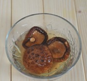 香菇肉丁油饭,<a style='color:red;display:inline-block;' href='/shicai/ 241'>干香菇</a>用温水泡发开,香菇水留用