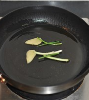 香菇肉丁油饭,锅中放油烧热,小火煸香葱段和姜片,捞出扔掉