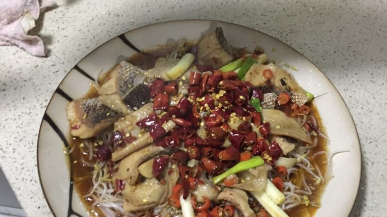 正宗麻辣香水鱼,热锅入油,大火至油烟起,放入干辣椒、<a style='color:red;display:inline-block;' href='/shicai/ 700'>花椒</a>,到在鱼上,起锅!
