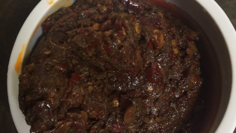 正宗麻辣香水鱼,热锅少量油,6-7层热后,加入豆瓣酱、泡姜、泡椒、文火翻炒至香味出来,加入水(高汤)熬制20分钟。