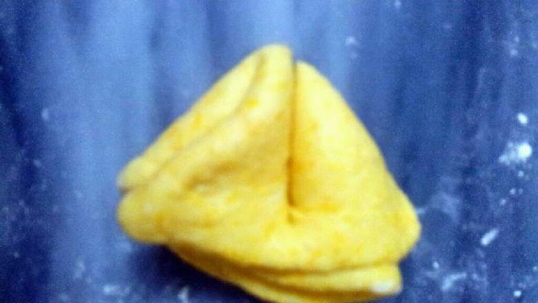 南瓜猪蹄馒头,半圆再对折,成三角形,在中间划一刀