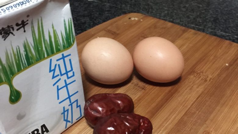 牛奶炖土鸡蛋,如图