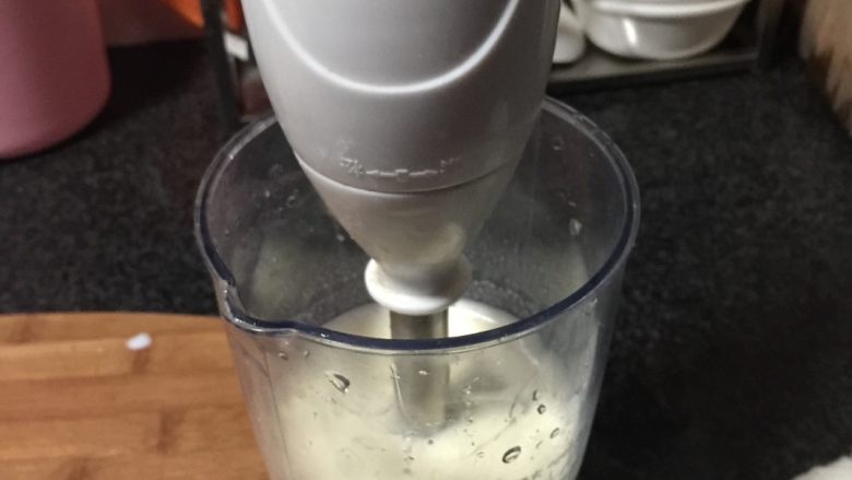 牛奶炖土鸡蛋,如图将<a style='color:red;display:inline-block;' href='/shicai/ 60780'>土鸡蛋</a>和<a style='color:red;display:inline-block;' href='/shicai/ 219'>牛奶</a>用电动打蛋机打勻。