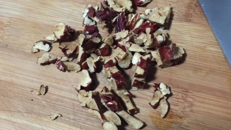 牛奶炖土鸡蛋,如图将大红枣切丁