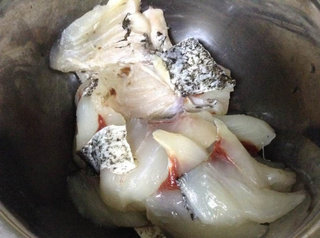 水煮鱼,骨头和肉片分开,用料酒和少许盐腌制一下。