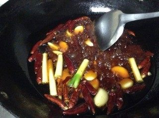 水煮鱼,起锅烧热油,改中小火,放入<a style='color:red;display:inline-block;' href='/shicai/ 705'>豆瓣酱</a>炒香后放入食材继续翻炒(整个过程大约七八分钟)倒入开水。(尽量多点,因为要煮的菜比较多)