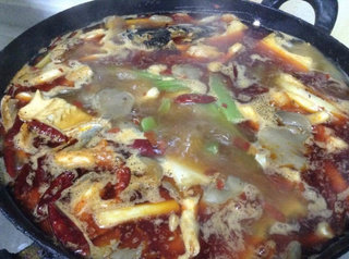 水煮鱼,水开后几颗<a style='color:red;display:inline-block;' href='/shicai/ 3729'>白糖</a>、少许<a style='color:red;display:inline-block;' href='/shicai/ 788'>生抽</a><a style='color:red;display:inline-block;' href='/shicai/ 762'>老抽</a>后放入肥肠、鸡脚改小火熬一个小时后放入鱼头鱼骨熬20分钟,再放入姬珍菇、毛肚、豆腐煮十分钟后放入莴笋、金针菇煮两分钟捞到准备好的大盆中,开大火再放入上好浆的鱼片(鱼片要逐一逐一的放进去,成型后才能用锅铲晃动,以免糊锅)调入<a style='color:red;display:inline-block;' href='/shicai/ 756'>鸡精</a><a style='color:red;display:inline-block;' href='/shicai/ 134296'>白胡椒粉</a>关火。