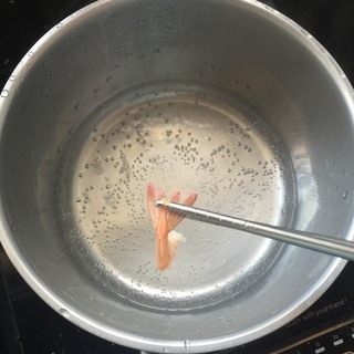 虾扯蛋,锅里放热水将整只虾仁汆一下水,做出形状来