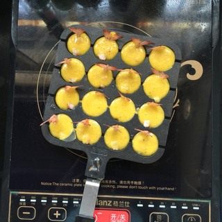 虾扯蛋,倒入蛋液,小火慢慢均匀加热