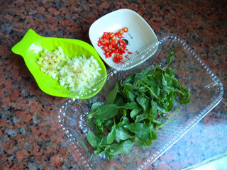 九层塔炒薄壳,<a style='color:red;display:inline-block;' href='/shicai/ 141'>九层塔</a>取叶,姜蒜剁碎,小红椒切小段。