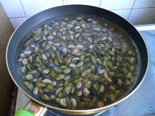 九层塔炒薄壳,锅中水开后,入一汤匙<a style='color:red;display:inline-block;' href='/shicai/ 718'>料酒</a>,下薄壳焯烫,注意不要烫久了,薄壳的口一张开就可以倒出沥干水。